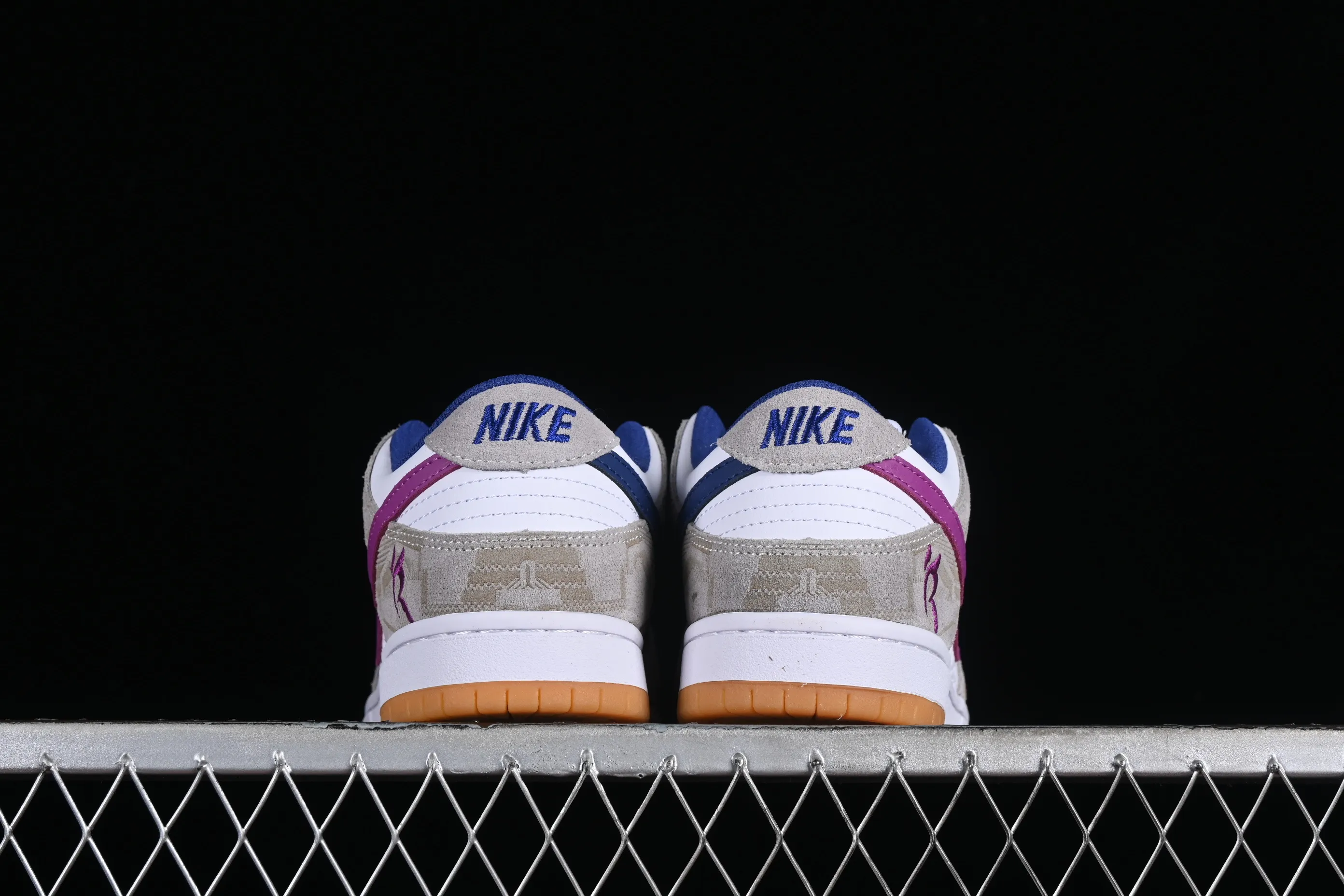 All Categories Nk SB Dunk Series Nk SB Dunk Low Low-top sneakers Cost-effective version Rayssa Leal x Nk SB Dunk Low Brazilian skateboarding goddess joint model SB low-top casual sneakers FZ5251-001